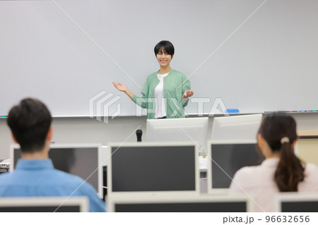 プログラミング・情報処理の講義_教壇で話す講師_1 プログラミング・情報処理の講義_教壇で話す講師_1 96632656