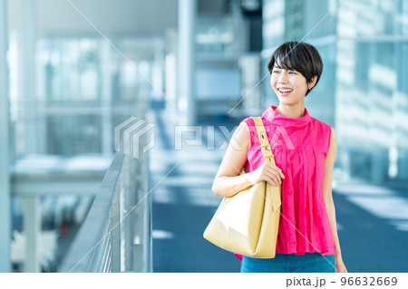 歩く女性。 歩く女性。 96632669