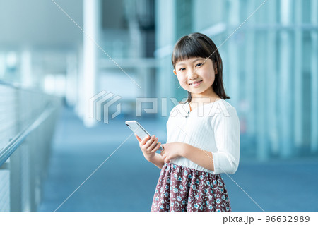 スマートフォンを使う小学生の女の子 スマートフォンを使う小学生の女の子 96632989