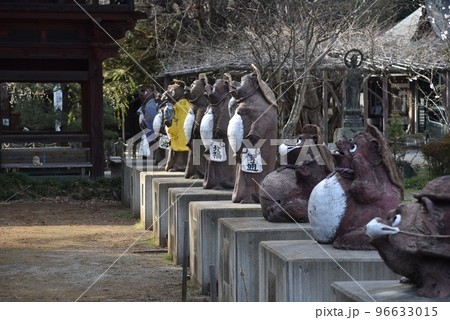 茂林寺の山門と並ぶ狸像 茂林寺の山門と並ぶ狸像 96633015
