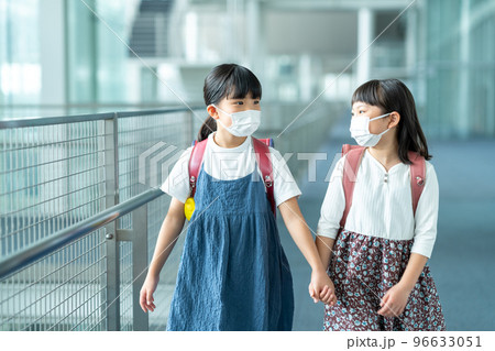 一緒に登校する小学生。 96633051
