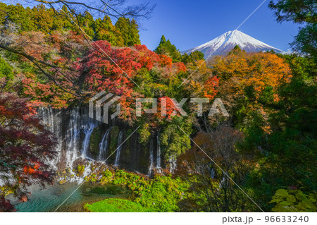 白糸の滝　紅葉と富士山 96633240