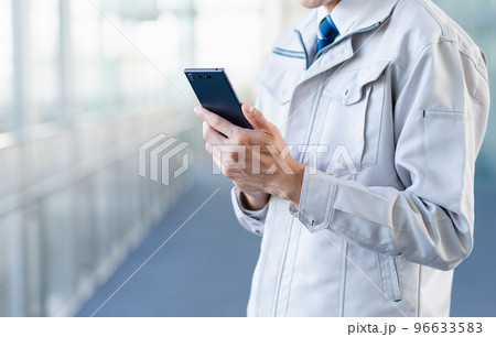 スマートフォンを使う若い男性エンジニア スマートフォンを使う若い男性エンジニア 96633583