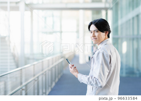 スマートフォンを使う若い男性エンジニア スマートフォンを使う若い男性エンジニア 96633584