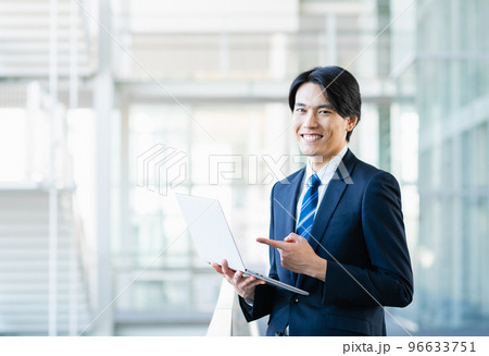 ノートパソコンを持つ若いビジネスマン 96633751