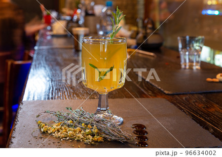 Mulled wine with white honey 96634002