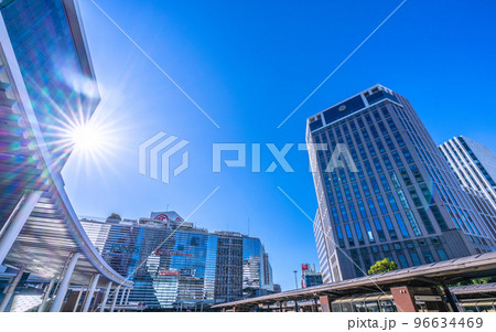 日本の横浜都市景観 11月。屋外でマスクは不要…換気が全てなのだが…＝27日、横浜駅西口 96634469