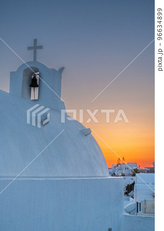 Beautiful sunset over white church of Oia, Santorni, Greece 96634899