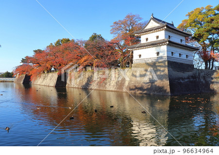 紅葉シーズンの新発田城 旧二の丸隅櫓 96634964