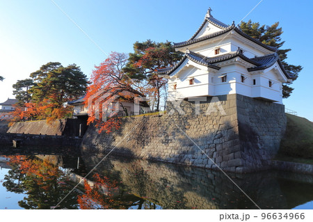 紅葉シーズンの新発田城 旧二の丸隅櫓 96634966