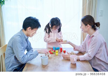 積み木を使って遊ぶ親子 積み木を使って遊ぶ親子 96636408