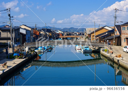 木造の中新橋と漁船 川の駅新湊 木造の中新橋と漁船 川の駅新湊 96636556