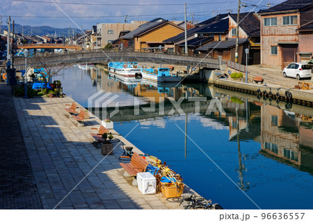 木造の中新橋と漁船　川の駅新湊 96636557