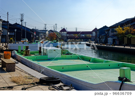 川沿いの漁船と東橋 赤い橋 川の駅新湊 川沿いの漁船と東橋 赤い橋 川の駅新湊 96636709