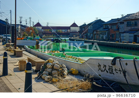川沿いの漁船と東橋　赤い橋　川の駅新湊 96636710