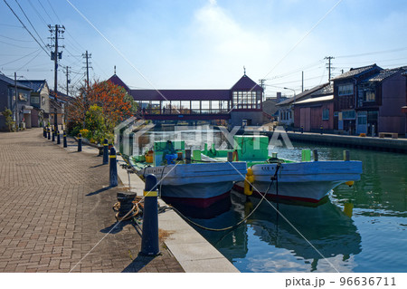 川沿いの漁船と東橋　赤い橋　川の駅新湊 96636711