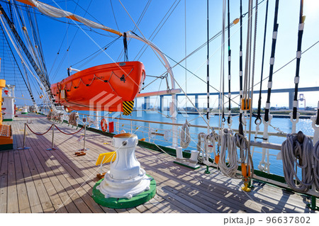 海王丸パーク　帆船海王丸　救命艇　甲板　デッキ 96637802