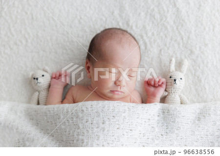 寝ている赤ちゃん 96638556