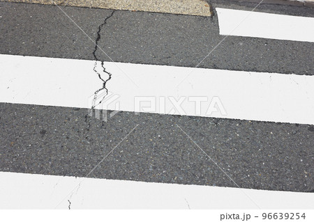 街の点字ブロックと歩道 街の点字ブロックと歩道 96639254