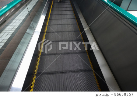 街、動く歩道、自動歩道 96639357