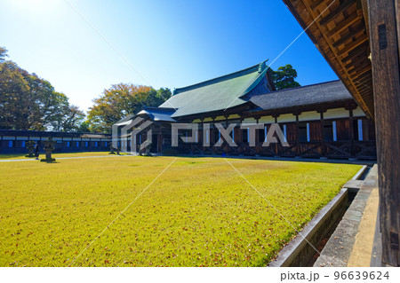 国宝瑞龍寺と青空　高岡市 96639624
