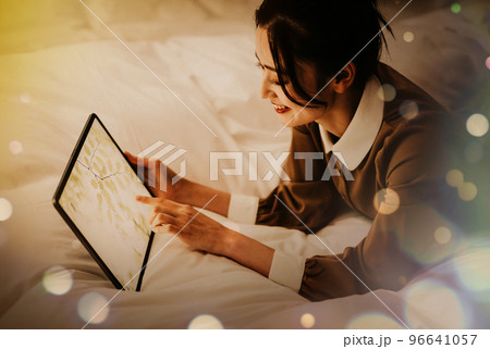 タブレットを観る女性 タブレットを観る女性 96641057