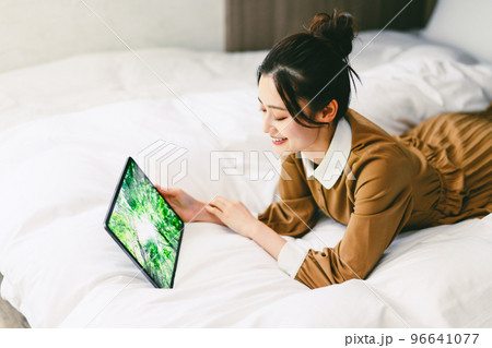 タブレットを観る女性 タブレットを観る女性 96641077