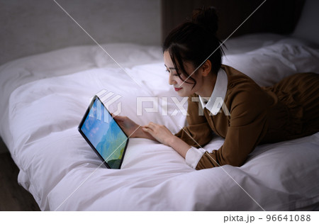 タブレットを観る女性 タブレットを観る女性 96641088