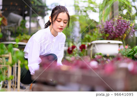 花屋の女性 花屋の女性 96641095