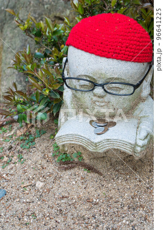 広島 宮島の大聖院にいる眼鏡をかけて本を読む可愛らしいお地蔵さん 96641225