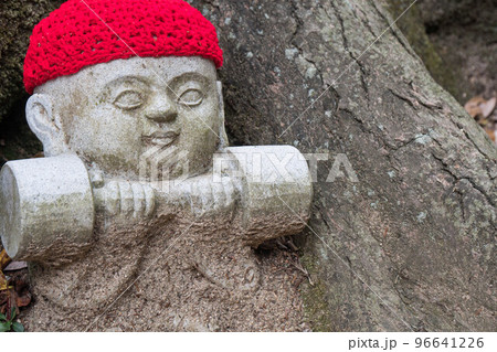 広島 宮島の大聖院にいるダンベルを持ち上げて筋トレするお地蔵さん 96641226