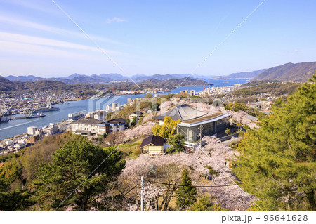 春の尾道　千光寺公園展望台からの桜と尾道水道 96641628