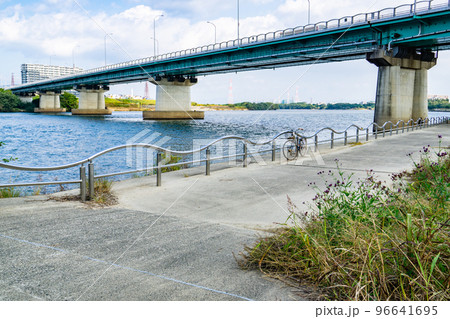 大阪府枚方市の淀川にかかる枚方大橋 大阪府枚方市の淀川にかかる枚方大橋 96641695