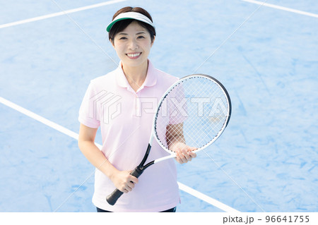 テニスを楽しむ女性 96641755