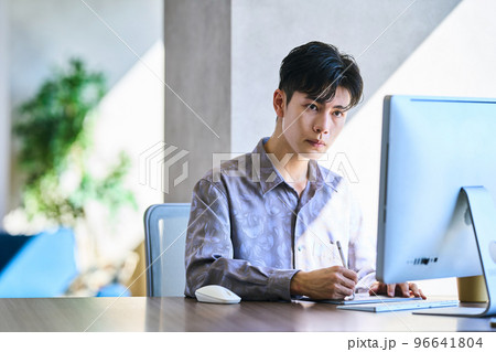 若い　ライフスタイル 96641804