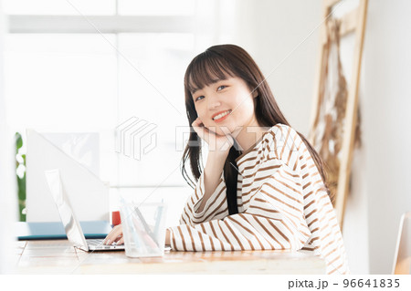 パソコンを操作する女性のポートレート 96641835