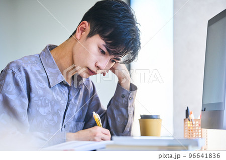 若い　ライフスタイル 96641836