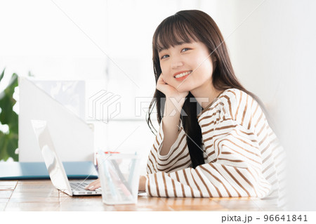 パソコンを操作する女性のポートレート パソコンを操作する女性のポートレート 96641841