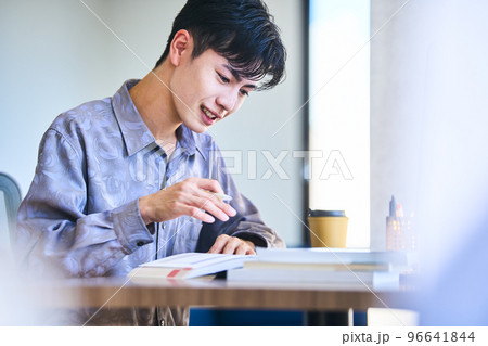 若い　ライフスタイル 96641844