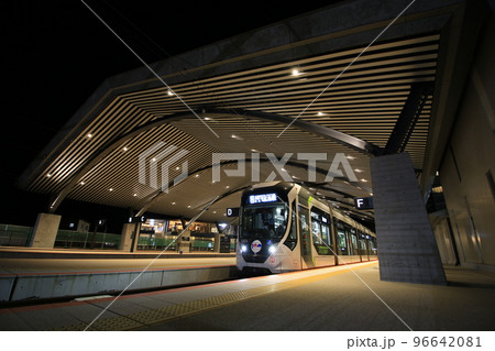 【広島電鉄】夜の広電宮島口駅 発車を待つ5200形 【広島電鉄】夜の広電宮島口駅 発車を待つ5200形 96642081