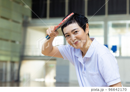 卓球を楽しむ女性 卓球を楽しむ女性 96642170