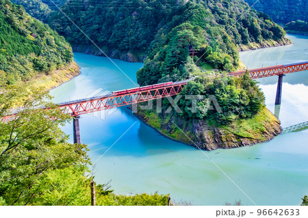 静岡県 大井川鐵道井川線　～奥大井湖上駅を出発する列車～ 96642633