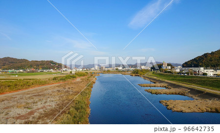 栃木県足利市に架かる緑橋から市街地を望む 栃木県足利市に架かる緑橋から市街地を望む 96642735