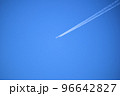 青空に飛行機雲 96642827