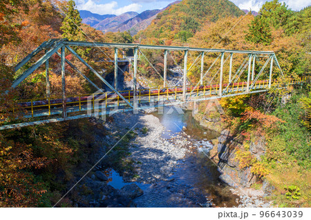渡良瀬川 新渡良瀬橋から上流方面の眺め 秋の風景 渡良瀬川 新渡良瀬橋から上流方面の眺め 秋の風景 96643039