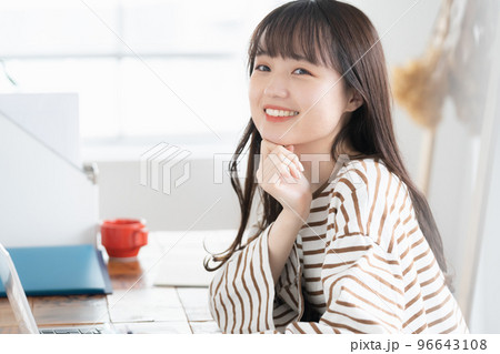 パソコンを操作する女性のポートレート パソコンを操作する女性のポートレート 96643108