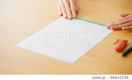 ミドル男性に離婚届を突き付けるミドル女性　熟年離婚イメージ	 96643296