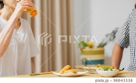ビールで晩酌をするミドル女性とミドル男性 夫婦の食事イメージ ビールで晩酌をするミドル女性とミドル男性 夫婦の食事イメージ 96643338