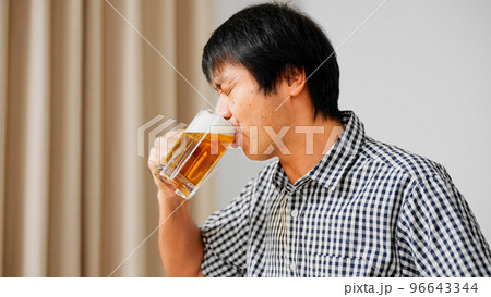 ビールで晩酌をするミドル男性	 96643344