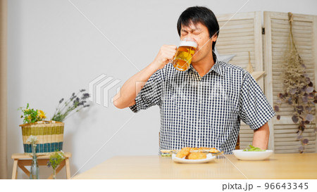 ビールで晩酌をするミドル男性	 96643345